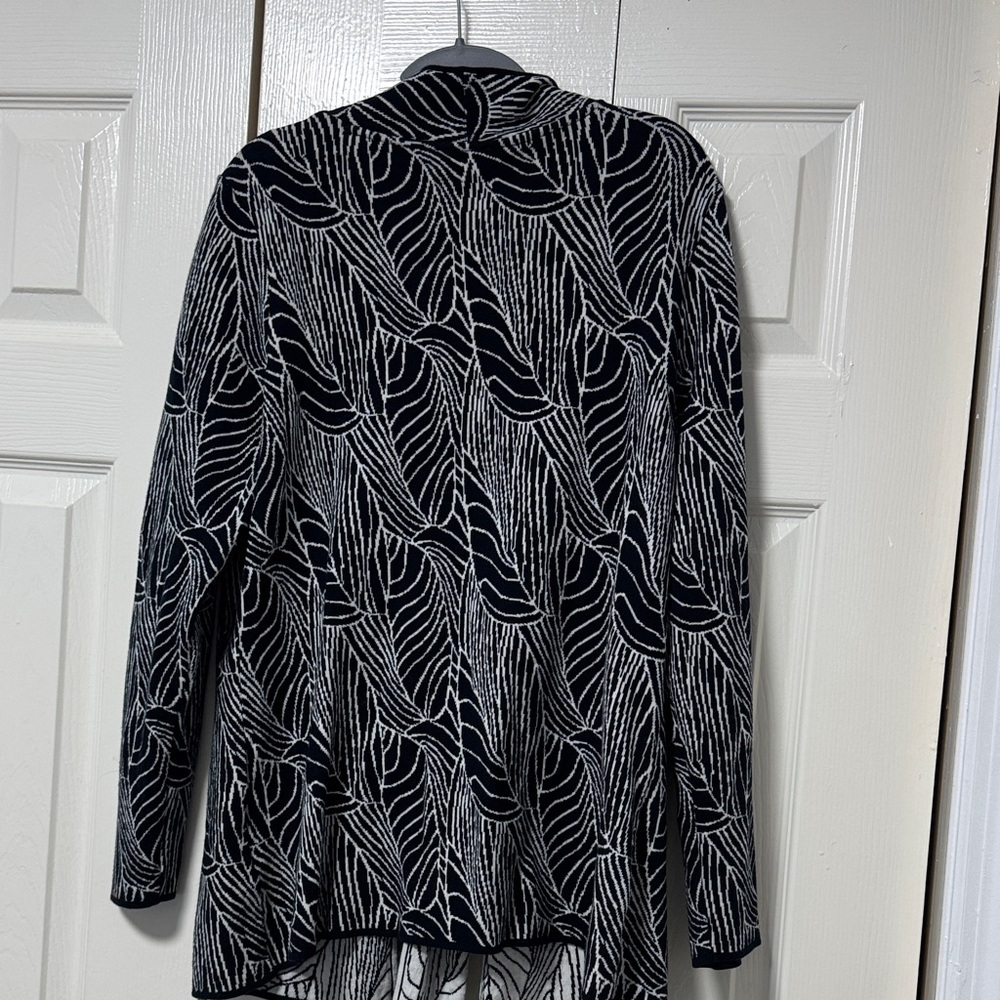 Dana Buchman Black & White Leaf-Pattern Open Cardigan - Picture 8 of 10